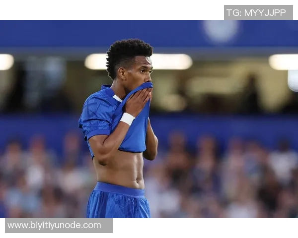 切尔西备战强敌帕尔默训练场重聚埃斯特旺畅谈战术心得